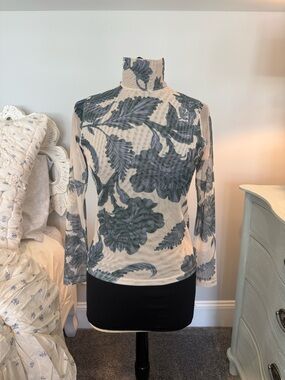 Anthropologie mesh Mock T Neck L/S Sml